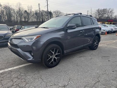 Used 2018 Toyota RAV4 SE image 4