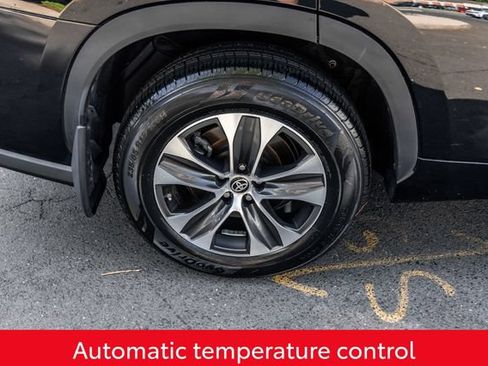 Used 2023 Toyota Highlander XLE AWD/4WD image 7