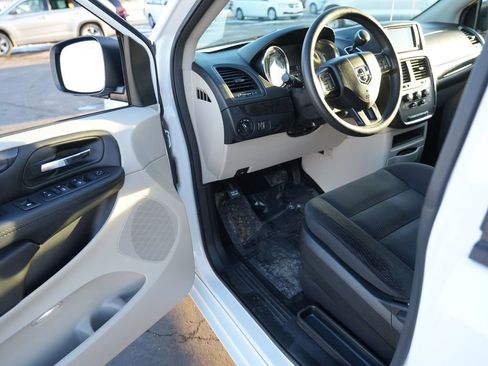 Used 2018 Dodge Grand Caravan SE w/ UConnect Hands-Free Group image 13