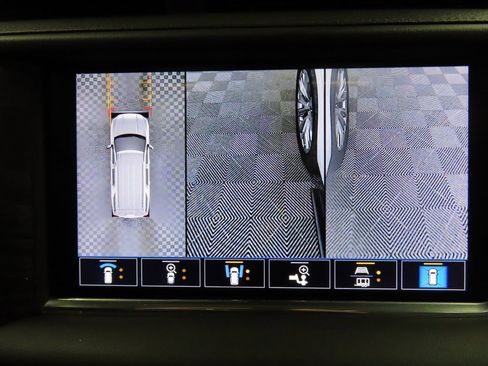 Used 2021 GMC Yukon XL Denali w/ Denali Premium Package image 15