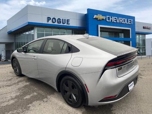 Used 2025 Toyota Prius LE image 3