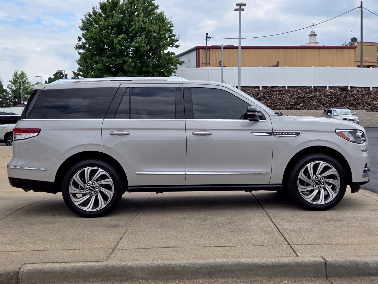 Used 2023 Lincoln Navigator Reserve AWD/4WD image 6