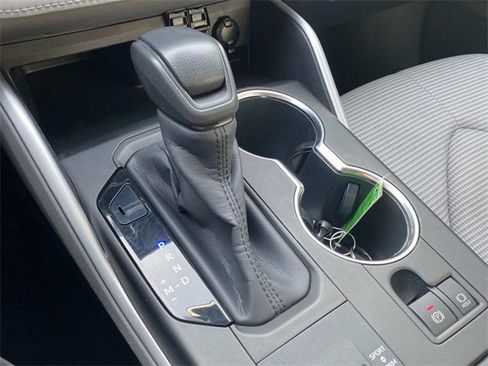 Used 2020 Toyota Highlander L w/ Phone Cable & Charge Package image 28