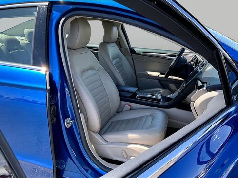 Used 2017 Ford Fusion SE w/ Fusion SE Technology Package FWD image 6
