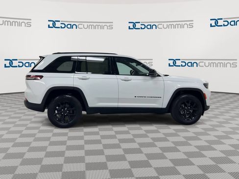 Used 2025 Jeep Grand Cherokee Altitude AWD/4WD image 9