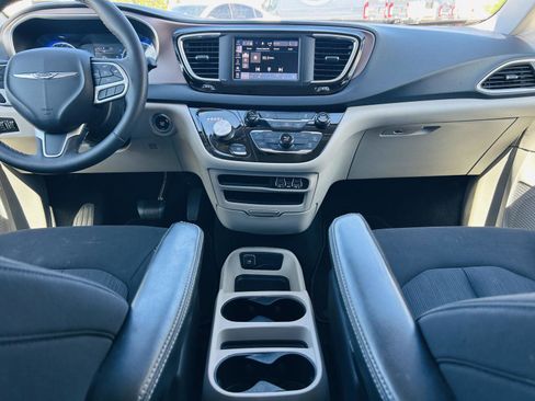 Used 2023 Chrysler Voyager LX image 22