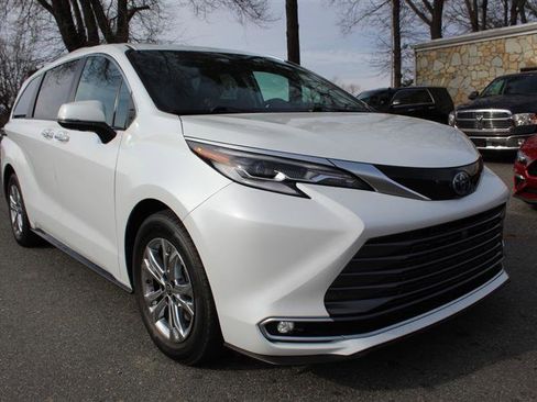 Used 2022 Toyota Sienna Platinum AWD/4WD image 10