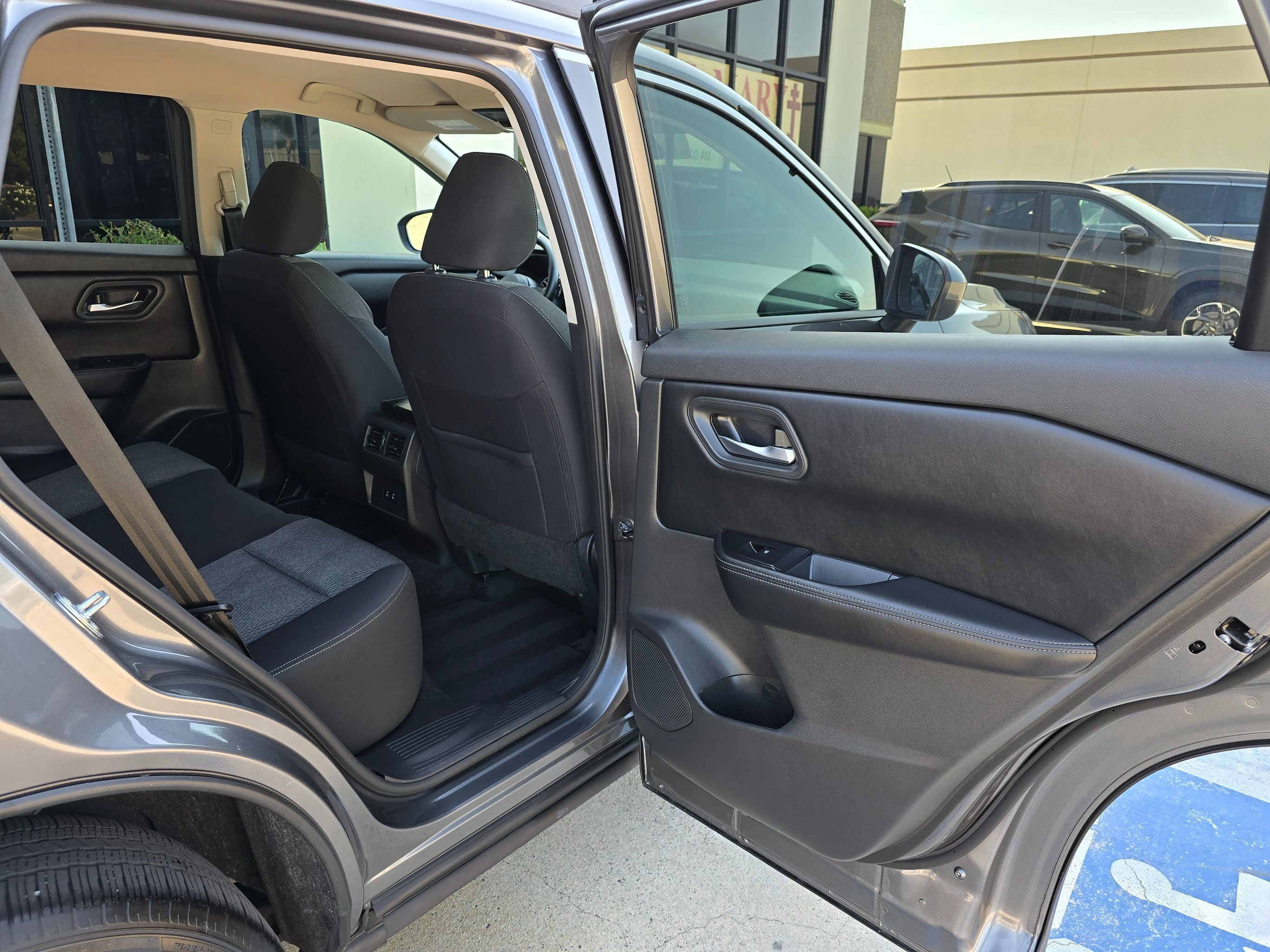 Used 2024 Nissan Rogue SV FWD image 31