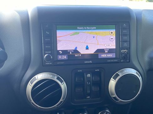 Used 2018 Jeep Wrangler Unlimited Sahara w/ Connectivity Group AWD/4WD image 22