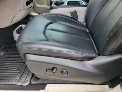 Used 2024 Chrysler Pacifica Touring-L FWD image 5