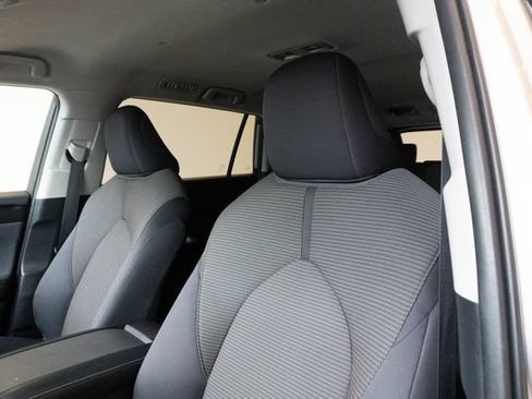 Used 2023 Toyota Highlander LE FWD image 17