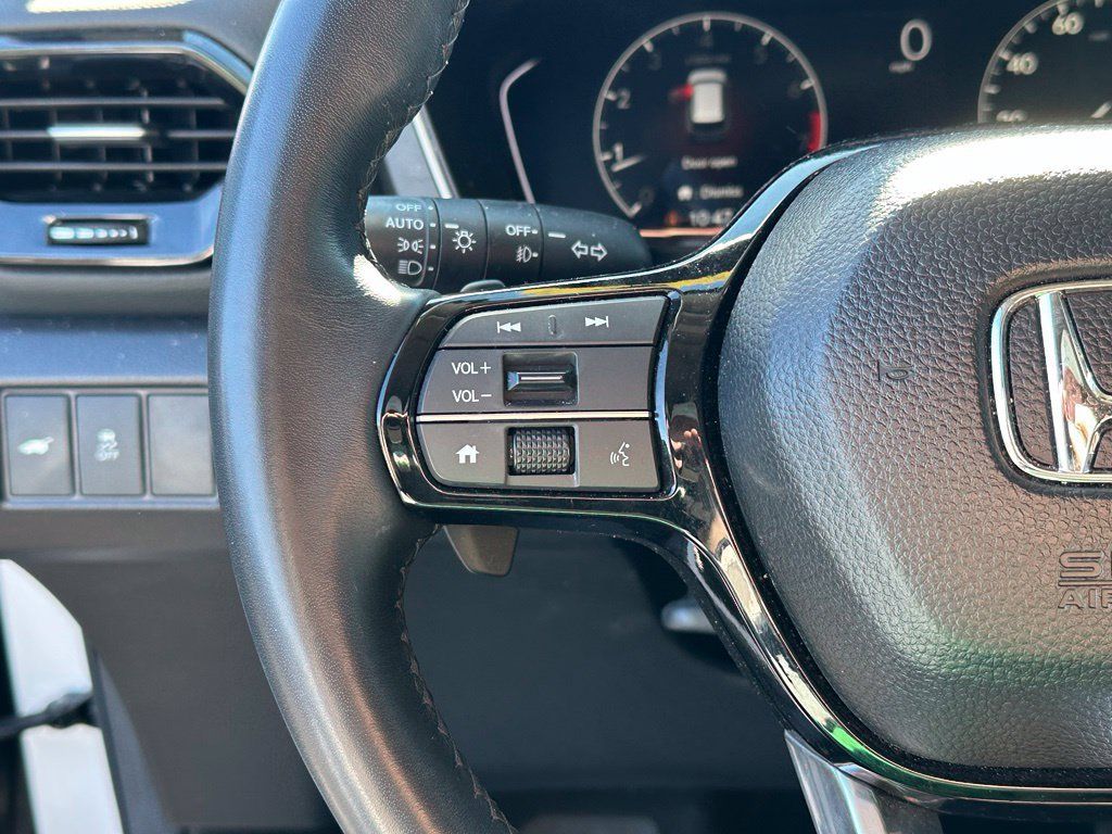 Used 2025 Honda Pilot Touring image 10