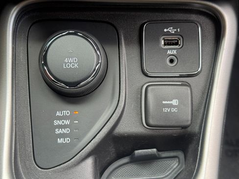 Used 2020 Jeep Compass Latitude w/ Cold Weather Group AWD/4WD image 29