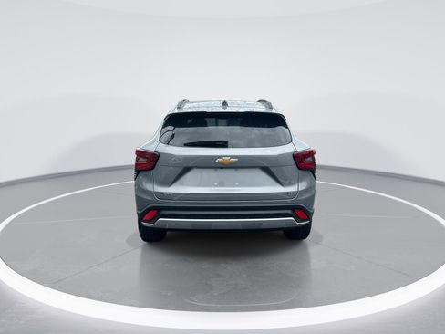 Used 2025 Chevrolet Trax LT w/ LT Convenience Package FWD image 8