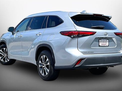 Used 2021 Toyota Highlander XLE FWD image 4