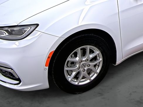 Used 2022 Chrysler Pacifica Touring-L w/ Uconnect Theater Family Group image 7