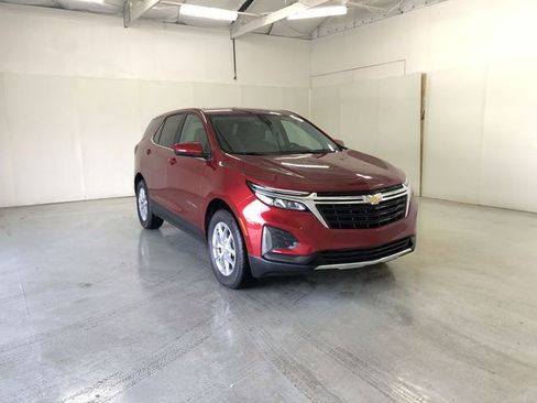 Used 2023 Chevrolet Equinox LT image 2