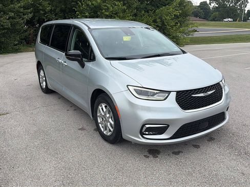 Used 2024 Chrysler Pacifica Touring-L FWD image 7