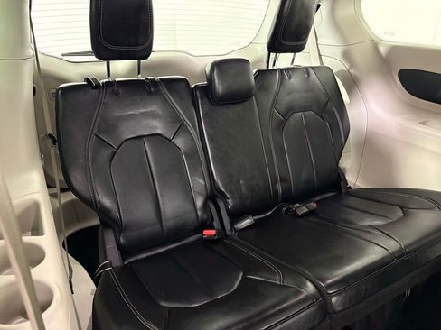 Used 2024 Chrysler Pacifica Touring-L image 17