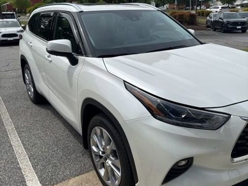 Used 2020 Toyota Highlander Limited image 3