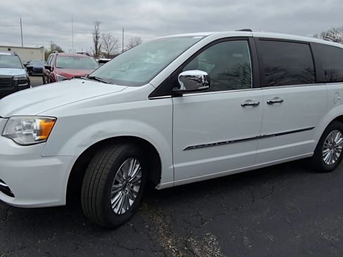 Used 2014 Chrysler Town & Country Limited w/ Luxury Group FWD image 4
