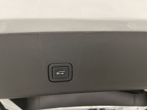 Used 2023 Chevrolet Traverse LT image 36