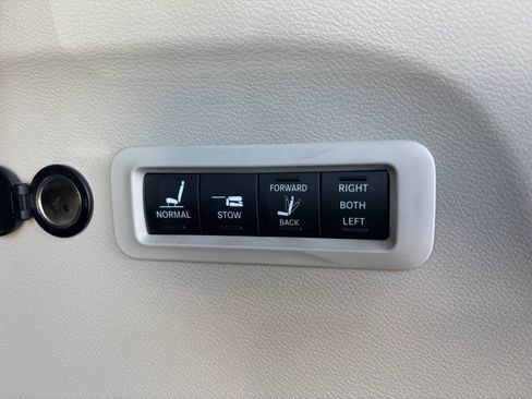 Used 2022 Chrysler Pacifica Limited image 25