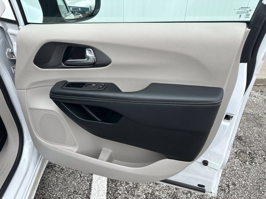 Used 2024 Chrysler Pacifica Touring-L FWD image 24