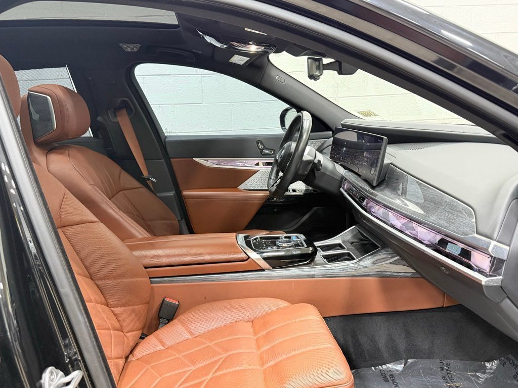Used 2023 BMW i7 xDrive60 AWD/4WD image 40