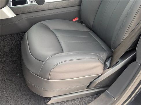 New 2025 Land Rover Range Rover Long Wheelbase SE image 4