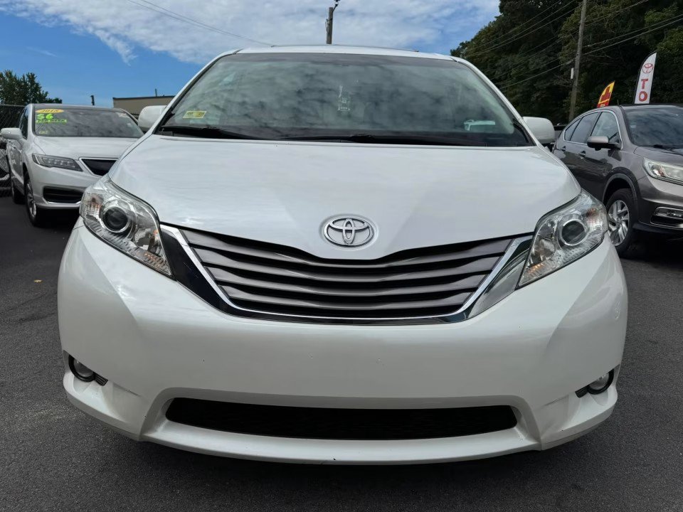 Used 2015 Toyota Sienna XLE FWD image 4