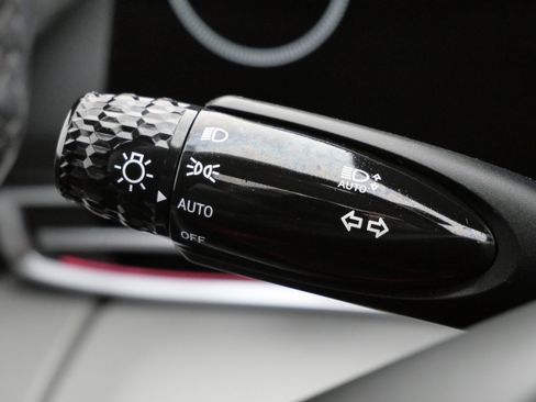 Certified 2025 Hyundai Elantra Limited image 32