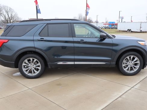 Used 2022 Ford Explorer XLT w/ Equipment Group 202A image 4