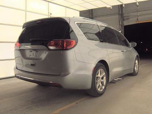 Used 2017 Chrysler Pacifica Limited w/ UConnect Theater Package image 4