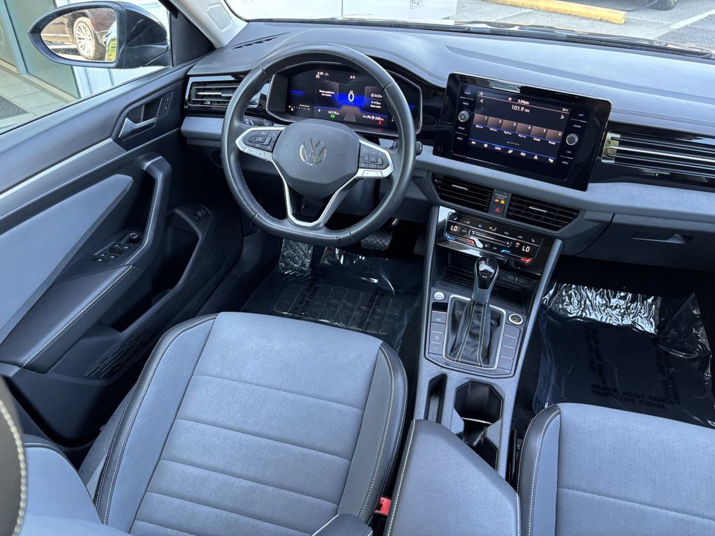 Used 2025 Volkswagen Jetta SE FWD image 18