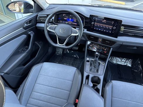 Used 2025 Volkswagen Jetta SE FWD image 18