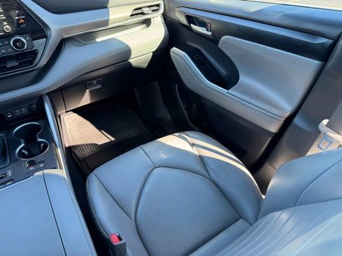 Certified 2022 Toyota Highlander XLE image 17