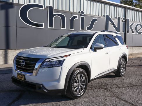 Used 2025 Nissan Pathfinder SV image 1