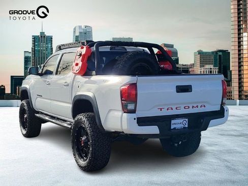 Used 2018 Toyota Tacoma TRD Off-Road image 3