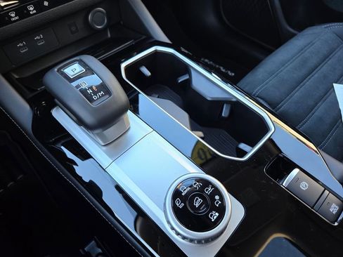 New 2026 Mitsubishi Outlander SE image 13