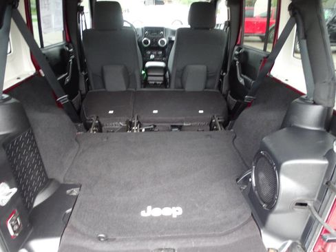Used 2011 Jeep Wrangler Unlimited Sahara w/ Connectivity Group AWD/4WD image 30