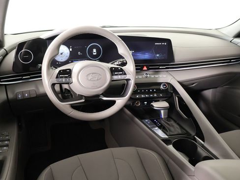 Used 2024 Hyundai Elantra SEL w/ Convenience Package image 2