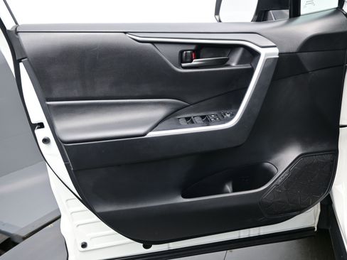 Used 2024 Toyota RAV4 LE image 9