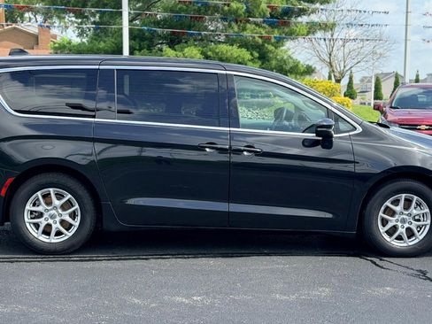 Used 2023 Chrysler Pacifica Touring-L FWD image 4