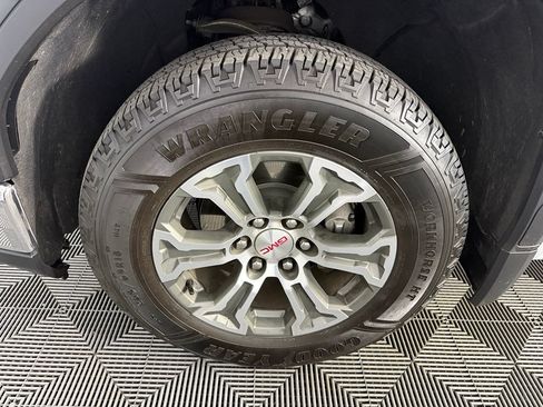 Used 2025 GMC Sierra 1500 SLT RWD image 12