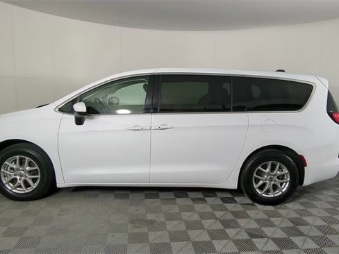 Used 2022 Chrysler Voyager LX image 8