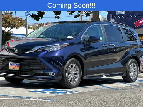 Used 2023 Toyota Sienna XLE image 8