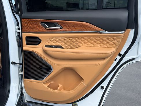 Certified 2025 Jeep Grand Cherokee Summit AWD/4WD image 23