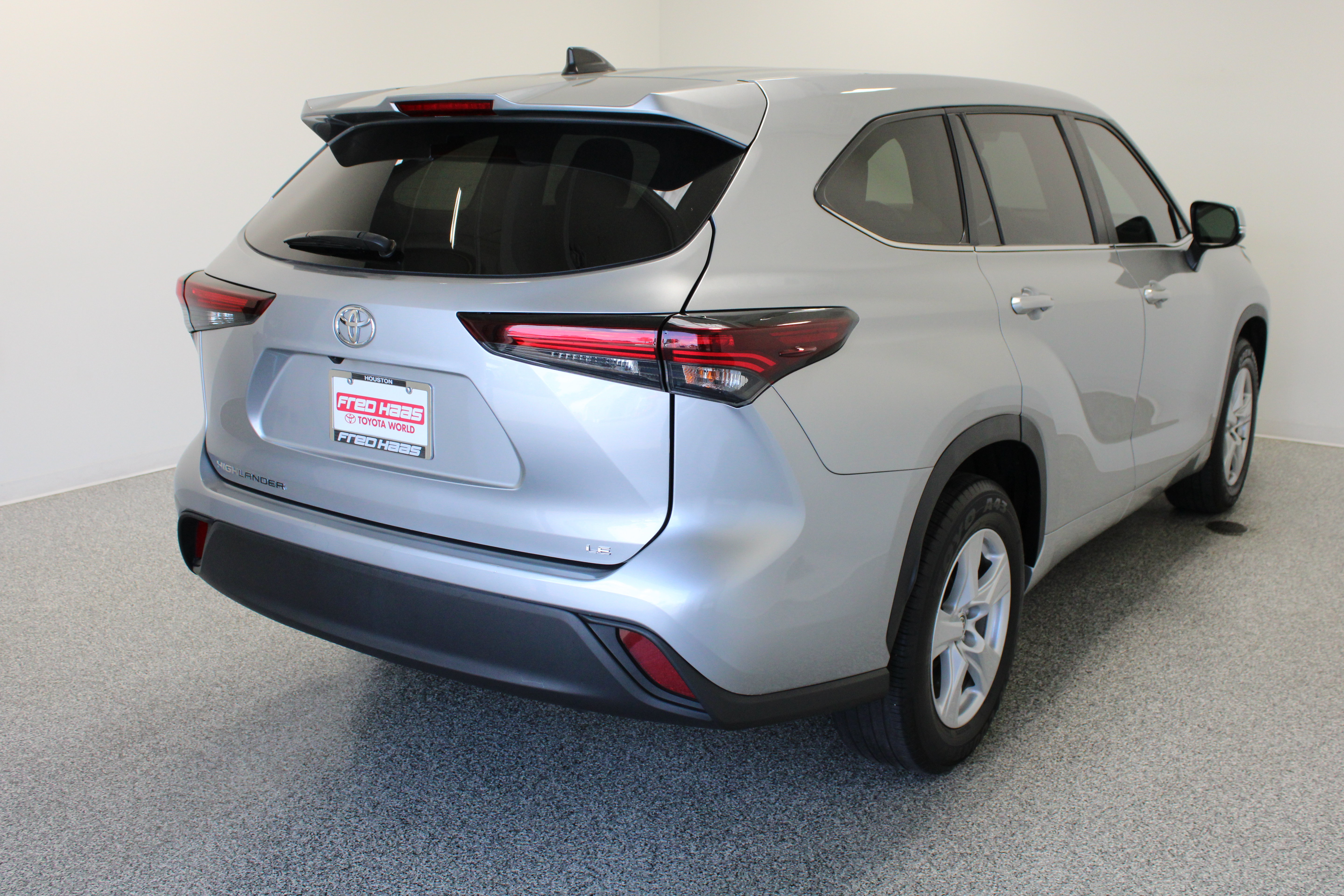 Used 2025 Toyota Highlander LE FWD image 7