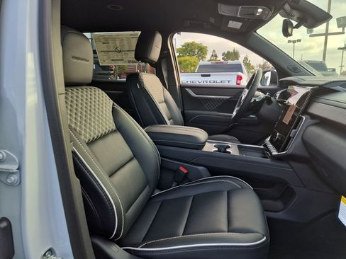 New 2026 GMC Acadia Denali w/ Super Cruise Package FWD image 30